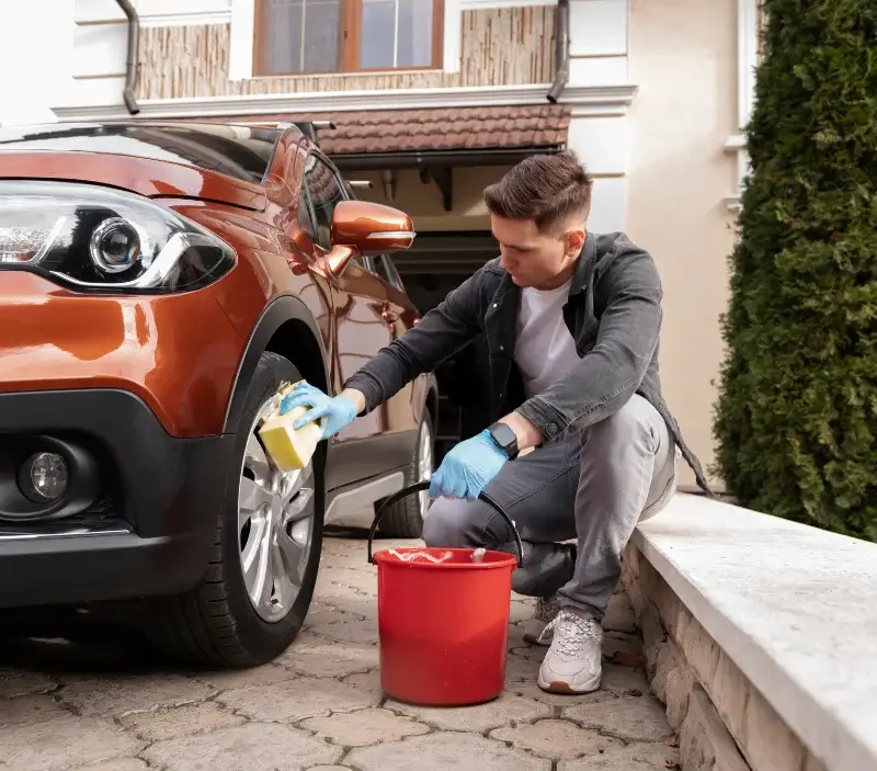 Lavage auto à domicile Villefranche-de-Lonchat : professionnel intervenant sur un véhicule